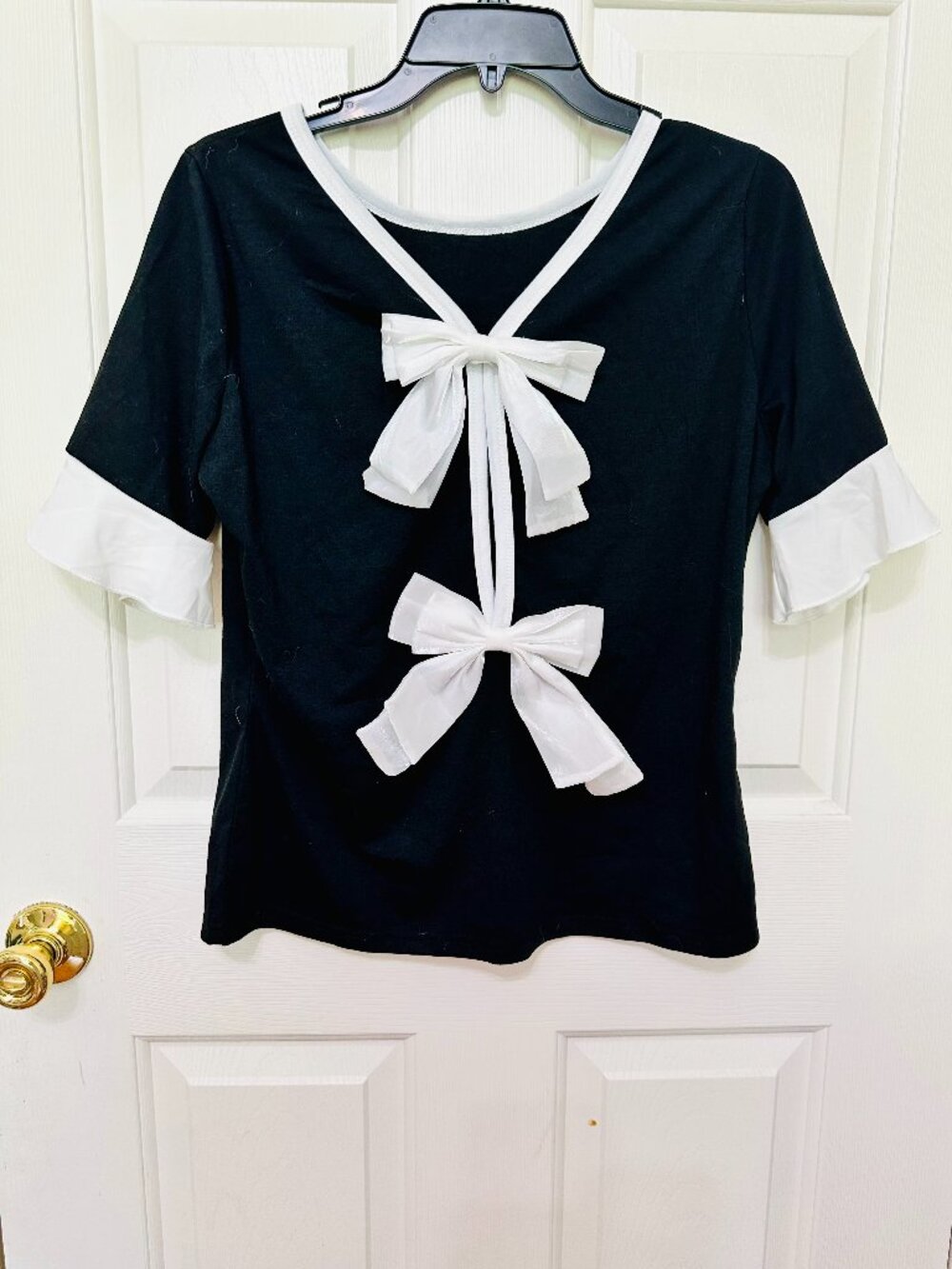 NEW BLACK AND WHITE SHORT SLEEVE KEYHOLE WITH BOW BACK BLOUSE TOP